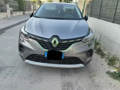 Usata Renault Captur Techno 101 CV (74 kW) 2024 Grigio SUV