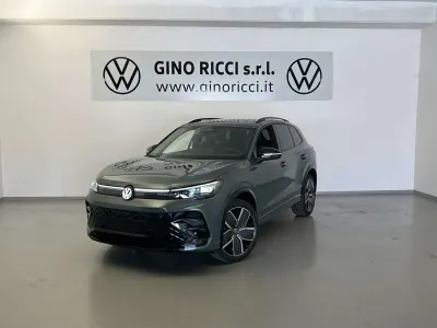 Neu VW Tiguan R-line Plus 150 PS (110 kW) 2026 Grün SUV