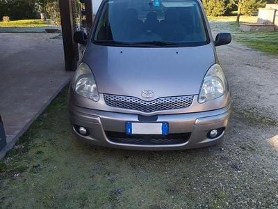 Usata Toyota Yaris Verso 84 CV (61 kW) 2005 Grigio Monovolume