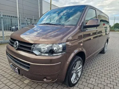 Usata VW Caravelle 179 CV (131 kW) 2011 Marrone Furgone