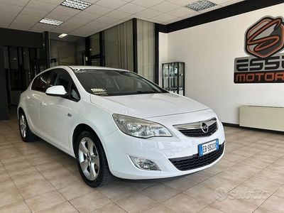 Begagnad Opel Astra Enjoy 101 HK (74 kW) 2010 Vit Sedan