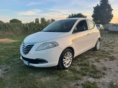 Usata Lancia Ypsilon 69 CV (50 kW) 2012 Bianco Utilitaria