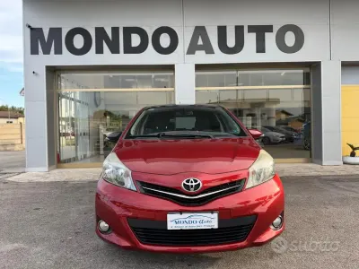 Usata Toyota Yaris Style 99 CV (72 kW) 2013 Rosso Utilitaria