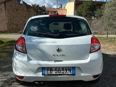 Bianco Usata 2010 Renault Clio II Dynamique Berlina | 3000 € (Buon prezzo)
