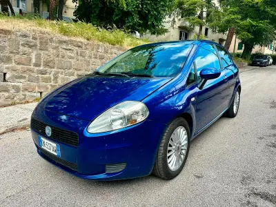 Usata Fiat Grande Punto 65 CV (47 kW) 2009 Bluazzurro Utilitaria