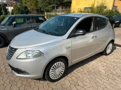 Usata Lancia Ypsilon Gold 69 CV (50 kW) 2013 Argento Utilitaria