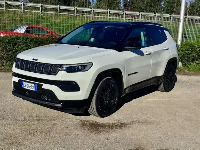 Usata Jeep Compass 131 CV (96 kW) 2024 Bicolore bianco tetto nero SUV