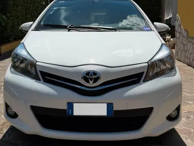 Usata Toyota Yaris 90 CV (66 kW) 2012 Bianco Utilitaria