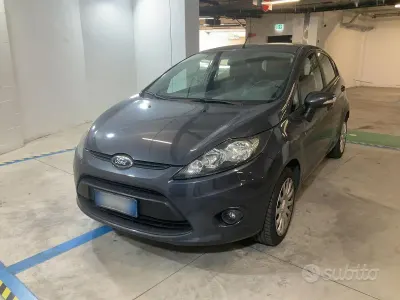 Usata Ford Fiesta 82 CV (60 kW) 2010 Grigio Berlina