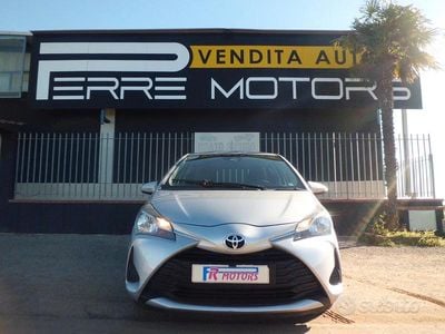 Usata Toyota Yaris Lounge 90 CV (66 kW) 2017 Grigio Berlina
