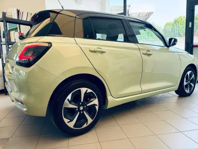 Usata Suzuki Swift 83 CV (61 kW) 2024 Verde hawaii tetto nero metal Utilitaria