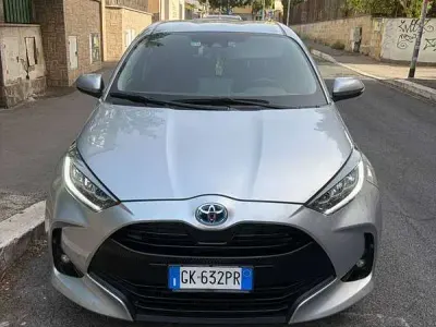 Usata Toyota Yaris Hybrid Trend 92 CV (67 kW) 2022 Argento Berlina