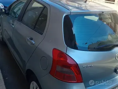 Usata Toyota Yaris 69 CV (50 kW) 2007 Grigio Utilitaria