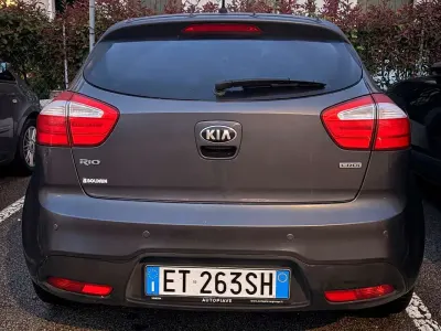 Second-hand Kia Rio 75 CP (55 kW) 2014 Gri Berlinǎ