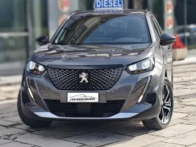 Usata Peugeot 2008 Allure 131 CV (96 kW) 2023 Grigio SUV