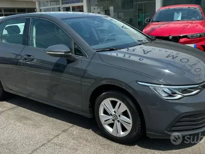 Usata VW Golf VIII Life 110 CV (80 kW) 2022 Grigio Berlina