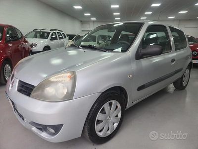 Usata Renault Clio II Authentique 58 CV (42 kW) 2007 Grigio Berlina