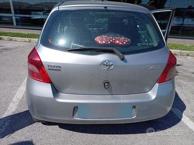 Usata Toyota Yaris 69 CV (50 kW) 2006 Grigio Berlina