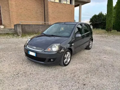 Usata Ford Fiesta 73 CV (53 kW) 2006 Marrone Utilitaria