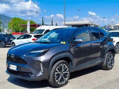 Usata Toyota Yaris Lounge 92 CV (67 kW) 2023 Grigio Utilitaria