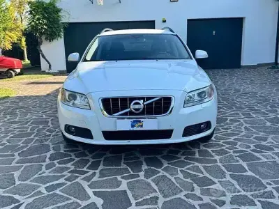 Usata Volvo V70 Momentum 231 CV (169 kW) 2010 Bianco Station wagon
