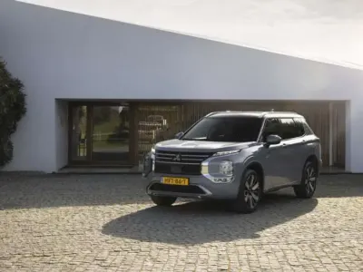 Nuova Mitsubishi Outlander Inform 306 CV (225 kW) 2026 Argento SUV
