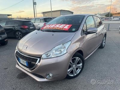 Viola Usata 2014 Peugeot 208 Allure Utilitaria | 5750 € (Buon prezzo)