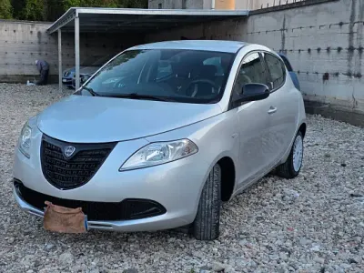 Usado Lancia Ypsilon 95 CV (69 kW) 2015 Utilitario