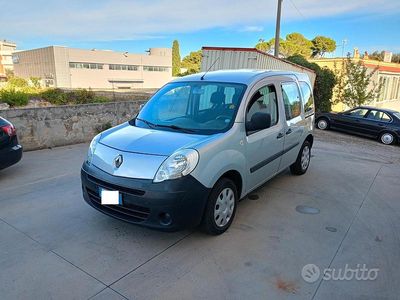 Usata Renault Kangoo 104 CV (76 kW) 2010 Argento Monovolume
