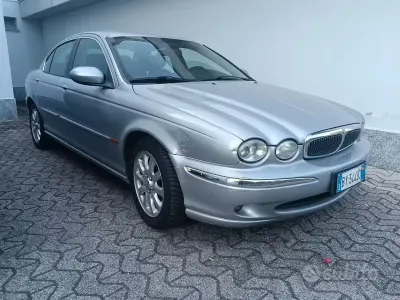 Usata Jaguar X-type 196 CV (144 kW) 2002 Grigio Berlina