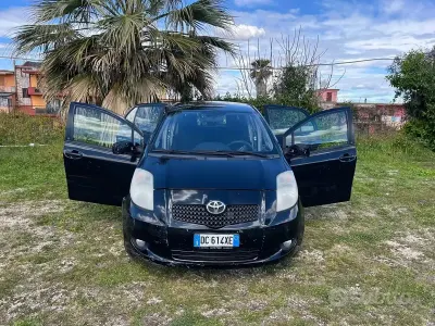 Begagnad Toyota Yaris 90 HK (66 kW) 2006 Svart Sedan