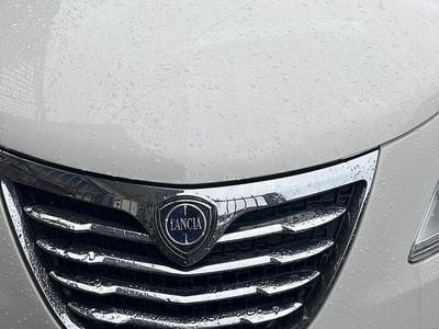 Usata Lancia Ypsilon 69 CV (50 kW) 2015 Bianco Utilitaria