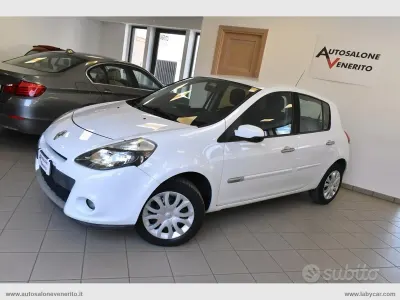 Käytetty Renault Clio II Dynamique 75 HP (55 kW) 2011 Valkoinen Sedan