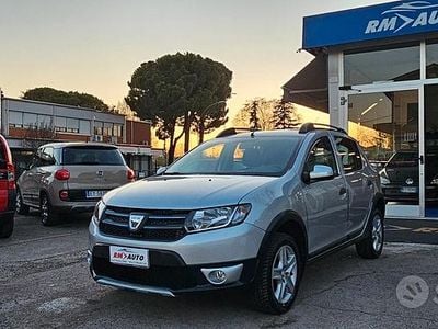 Usata Dacia Sandero Lauréate 90 CV (66 kW) 2016 Grigio Berlina