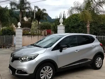 Usata Renault Captur Zen 90 CV (66 kW) 2015 Grigio SUV