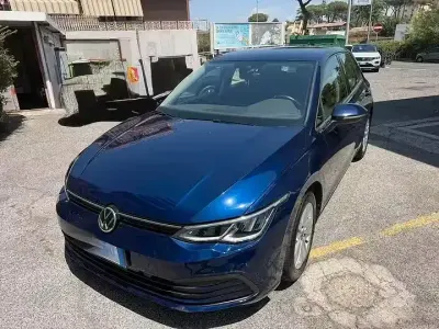 Usata VW Golf VIII Life 131 CV (96 kW) 2021 Blu/azzurro Berlina