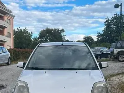 Usata Ford Fiesta Titanium 68 CV (50 kW) 2006 Grigio Utilitaria