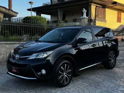 Usata Toyota RAV4 Lounge 124 CV (91 kW) 2015 Nero SUV