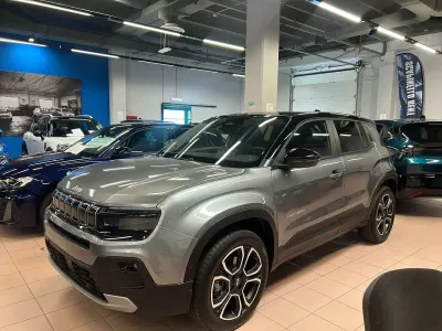 Nuova Jeep Avenger Summit 101 CV (74 kW) 2026 Granite con tetto volcano SUV