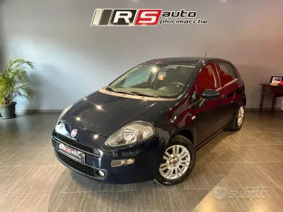 Usata Fiat Punto Lounge 69 CV (50 kW) 2015 Bluazzurro Utilitaria