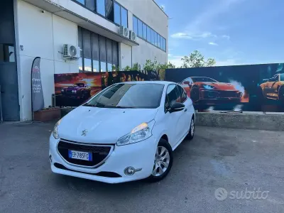 Usata Peugeot 208 Allure 82 CV (60 kW) 2013 Bianco Utilitaria
