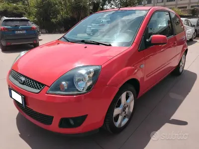Usata Ford Fiesta Ghia 75 CV (55 kW) 2007 Rosso Utilitaria