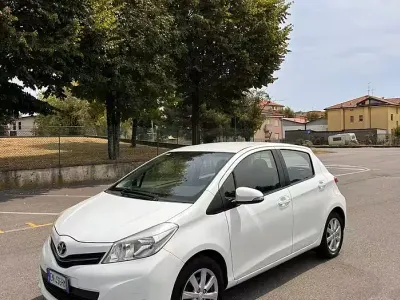 Usata Toyota Yaris Lounge 69 CV (50 kW) 2012 Bianco Utilitaria