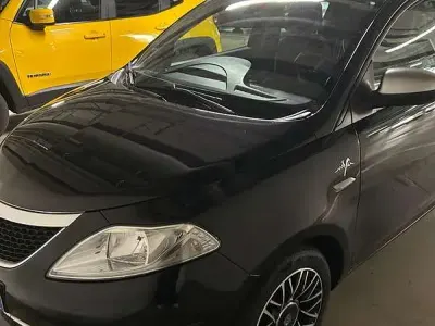 Usata Lancia Ypsilon 69 CV (50 kW) 2017 Nero Utilitaria