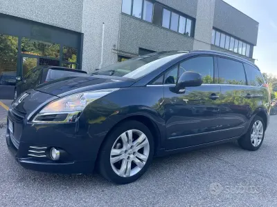 Usado Peugeot 5008 112 CV (82 kW) 2011 Gris Monovolumen