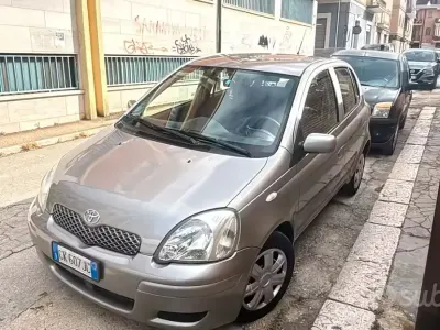 Usata Toyota Yaris 65 CV (47 kW) 2004 Grigio Utilitaria