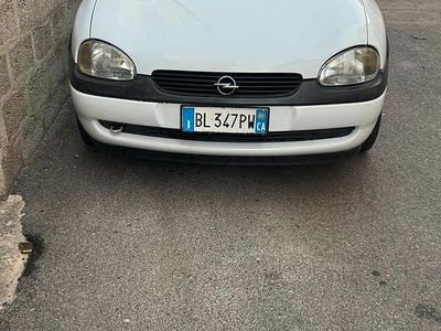 Usata Opel Corsa Edition 45 CV (33 kW) 2000 Bianco Utilitaria