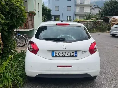 Usata Peugeot 208 Allure 92 CV (67 kW) 2015 Bianco Utilitaria