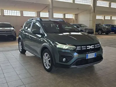 Usata Dacia Sandero Expression 101 CV (74 kW) 2024 Lichen kaki Berlina