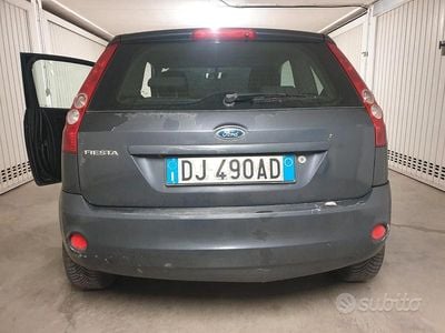 Usata Ford Fiesta 49 CV (36 kW) 2007 Grigio Utilitaria